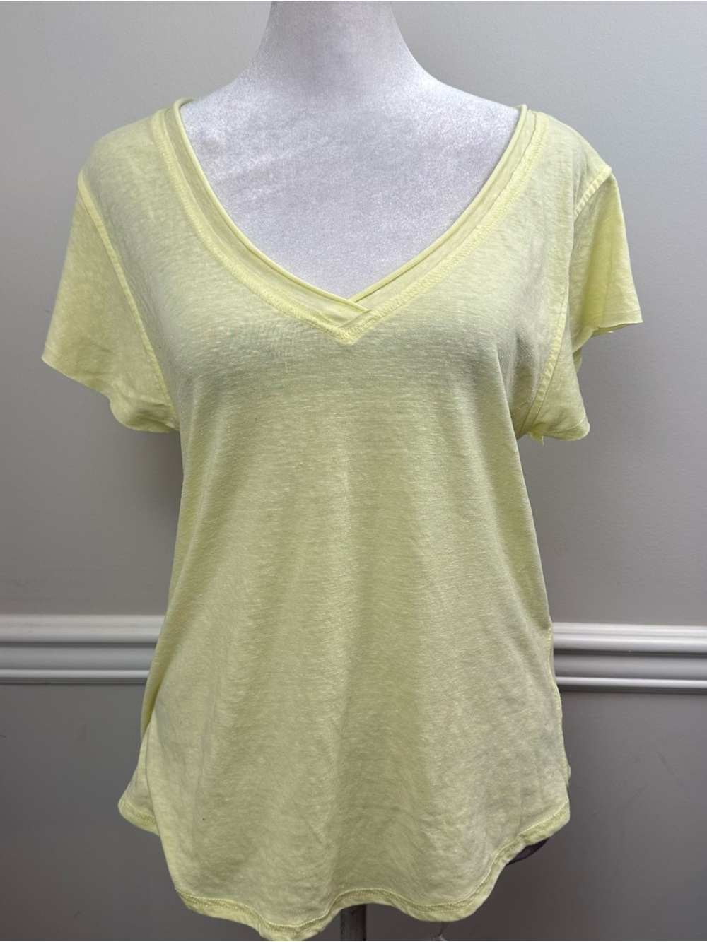 We The Free Light Yellow V-Neck Short Sleeve Tee S